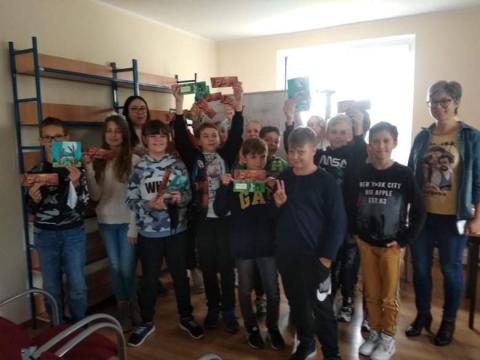 zdjęcie uczniów ze Szkoły Podstawowej nr 74 w Poznaniu w trakcie zajęć bibliotecznych